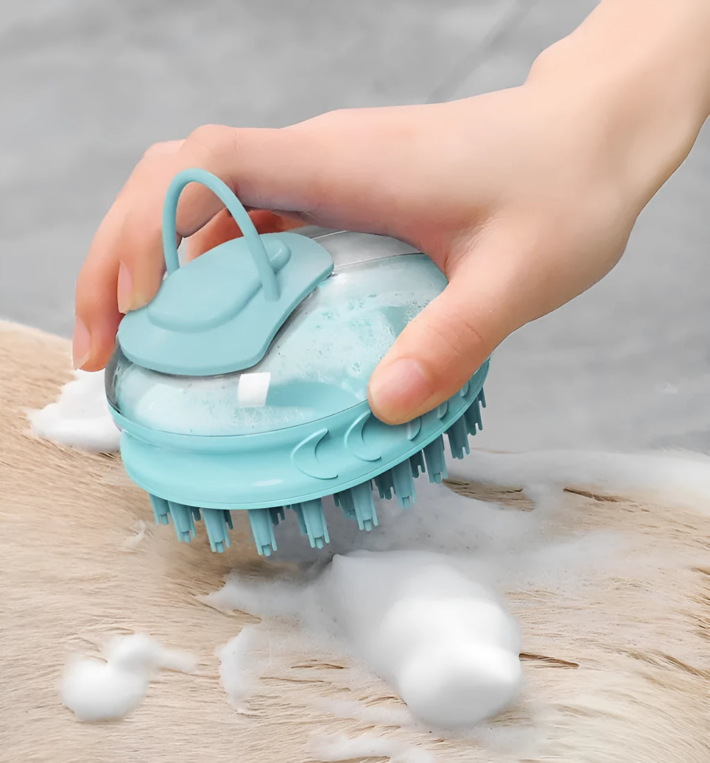 Pet bath brush in TPR and PP plastic, 7.8 x 8.8 x 10.2 cm, 90 g, shown in Blue or Green