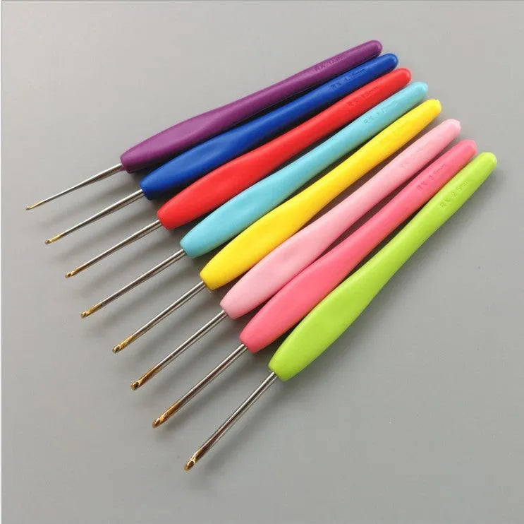 Complete set of 16 crochet hooks with soft and hard handles in storage bag