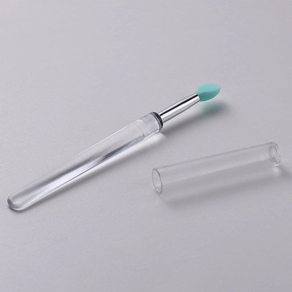 Set of reusable silicone lip brushes with protective caps in eight different colours.