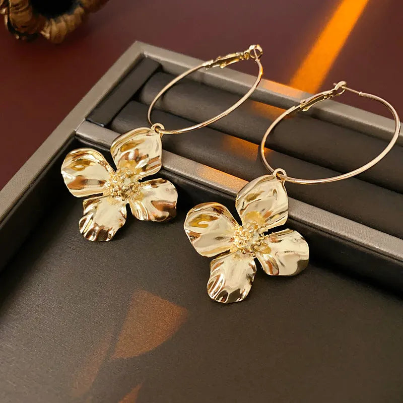 Geometric flower metal earrings in gold or silver electroplated finish with vintage design