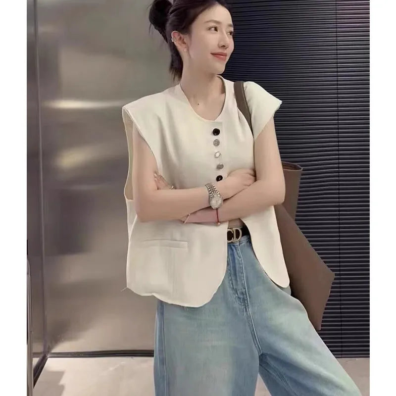 Women's short loose-fitting polyester vest in milky white with pocket details