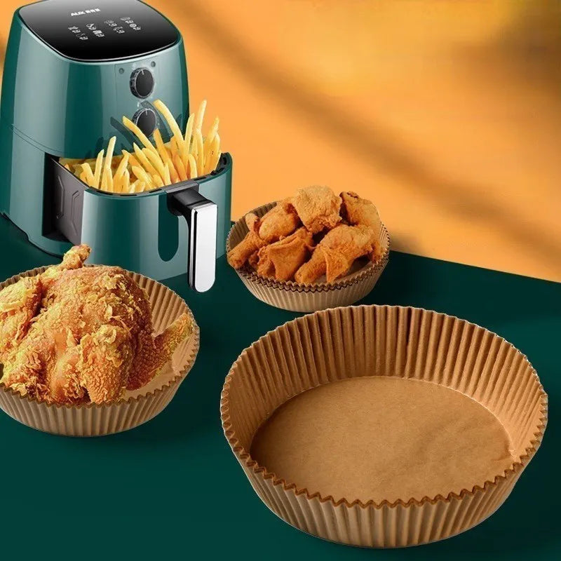 Round disposable air fryer paper liners, white and natural colour, 16cm diameter with 4.5cm heightened edge.