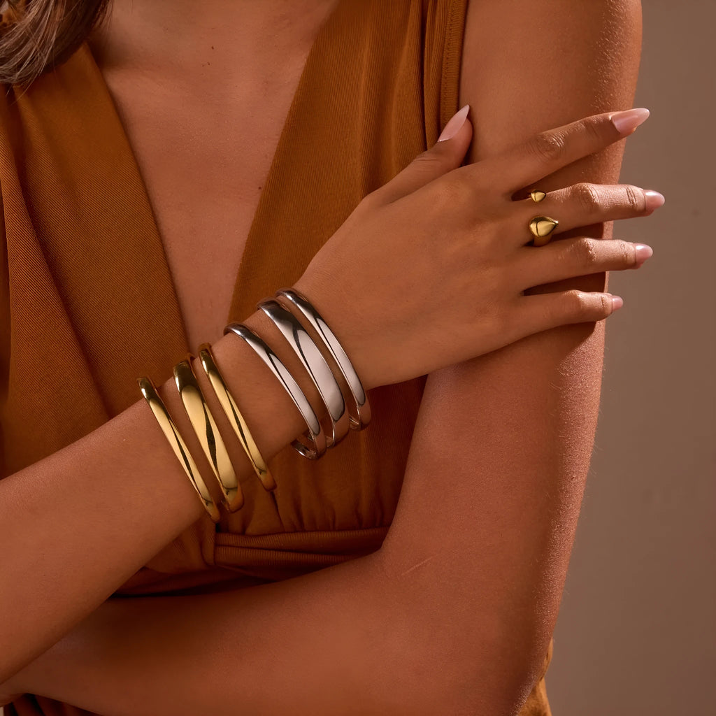Women's geometric line bracelet in stainless steel with gold electroplating and simple opening
