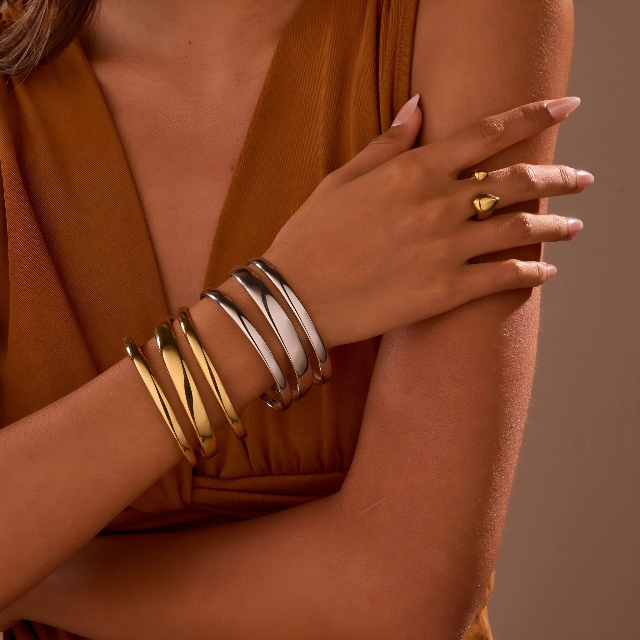 Women's geometric line bracelet in stainless steel with gold electroplating and simple opening