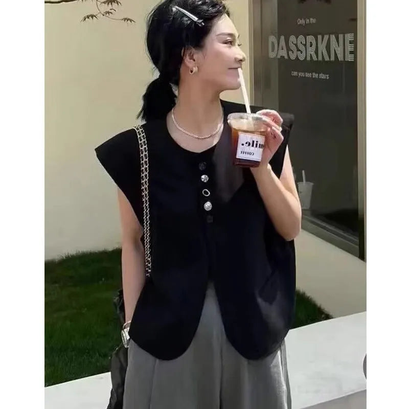 Women's short loose-fitting polyester vest in milky white with pocket details