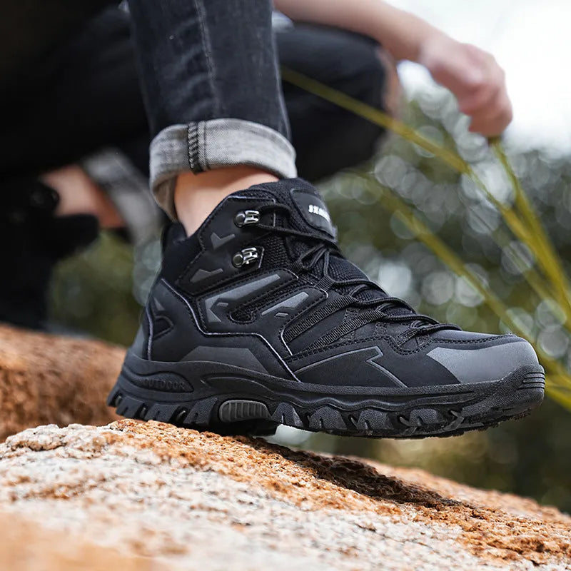 Men's low-top hiking sneakers with flannel upper and rubber soles for mountain trekking