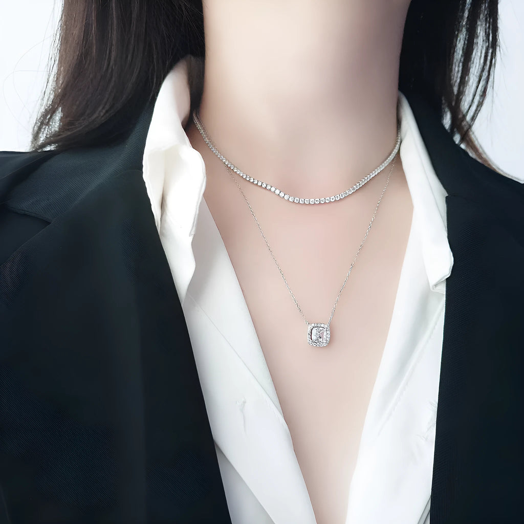 Women's sterling silver necklace with round elements and diamond treatment in silver colour