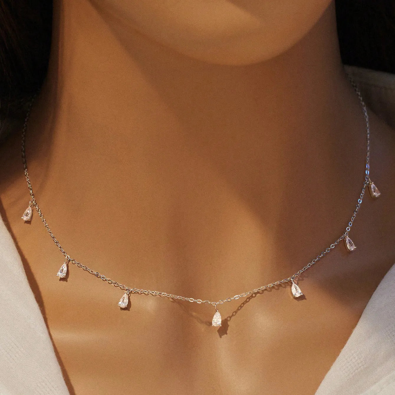 Silver necklace with drop-shaped artificial zircon pendant on adjustable O-shaped chain