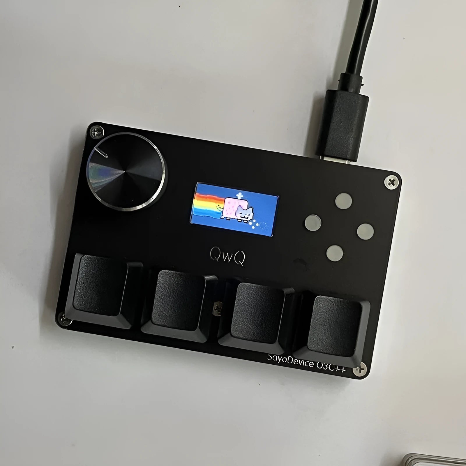Magnetic axis Hall effect numeric game keyboard with colour screen and programmable knob in black, pink, silver or white.