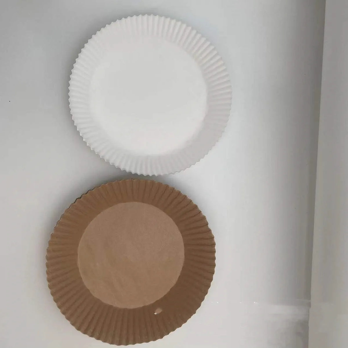 Round disposable air fryer paper liners, white and natural colour, 16cm diameter with 4.5cm heightened edge.