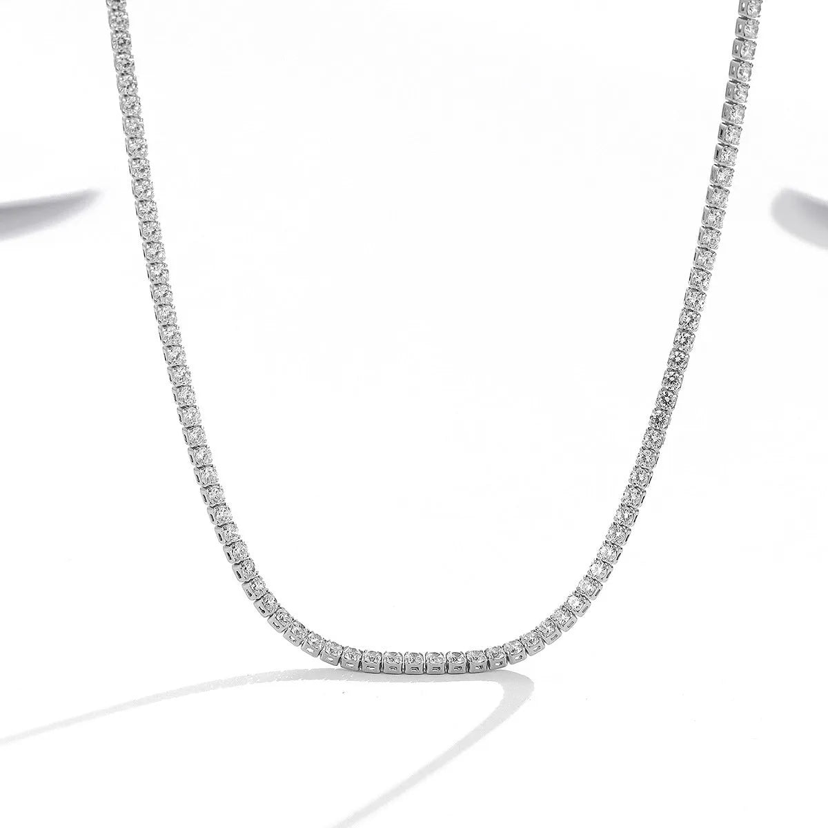Women's sterling silver necklace with round elements and diamond treatment in silver colour