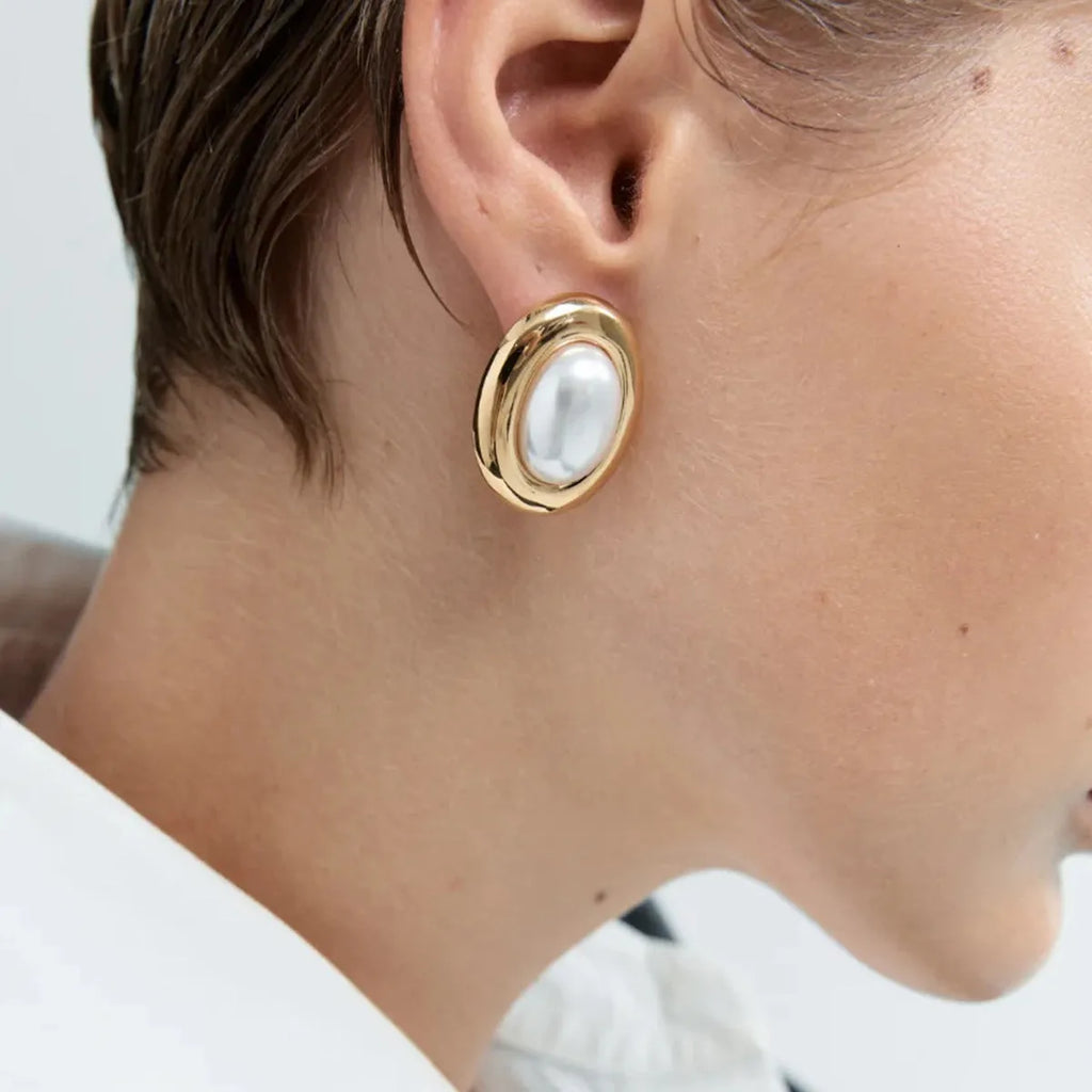 Stainless steel vintage pearl stud earrings with electroplated silver-tone finish and simulated pearl centres