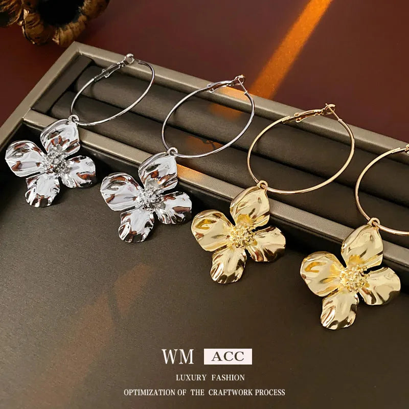 Geometric flower metal earrings in gold or silver electroplated finish with vintage design