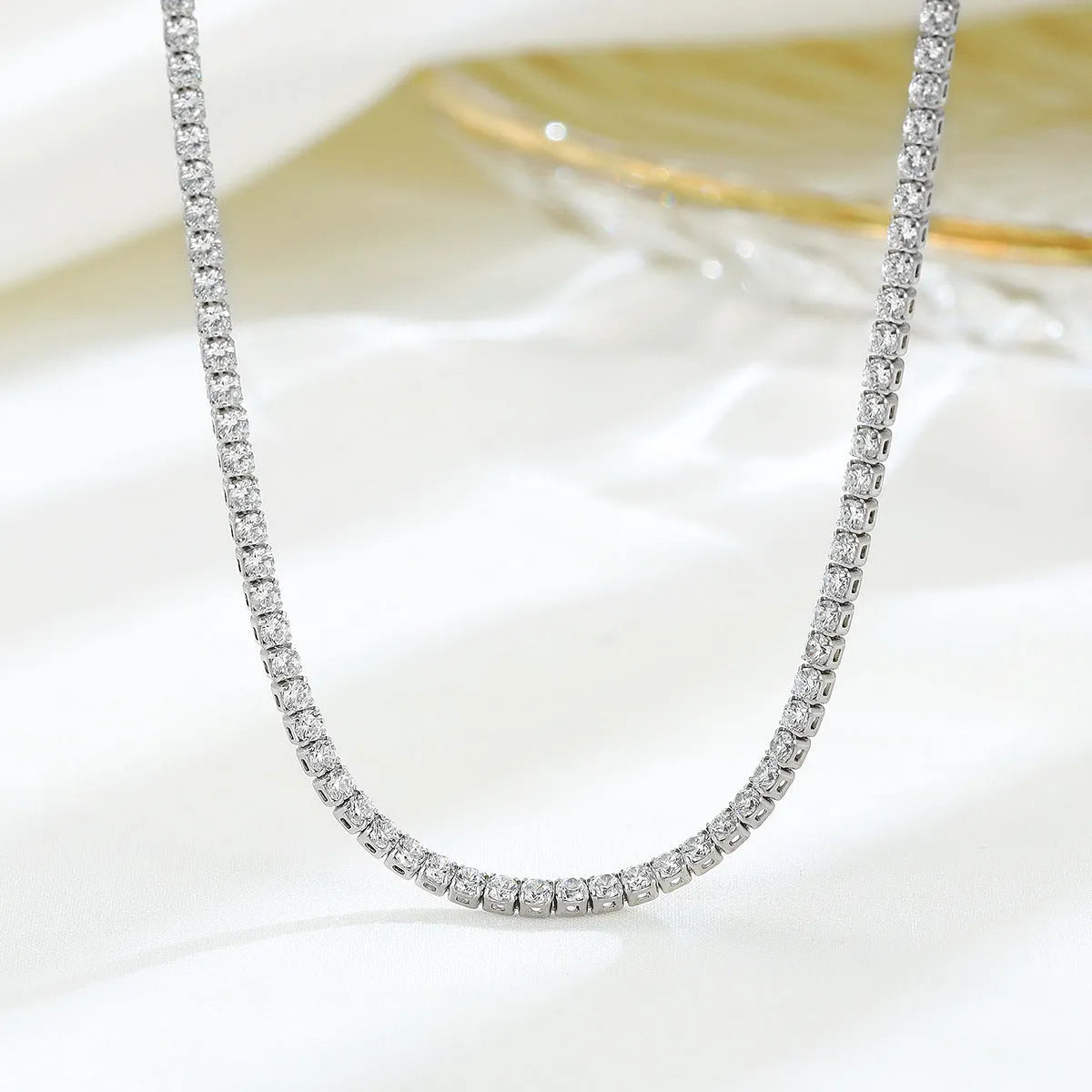 Women's sterling silver necklace with round elements and diamond treatment in silver colour