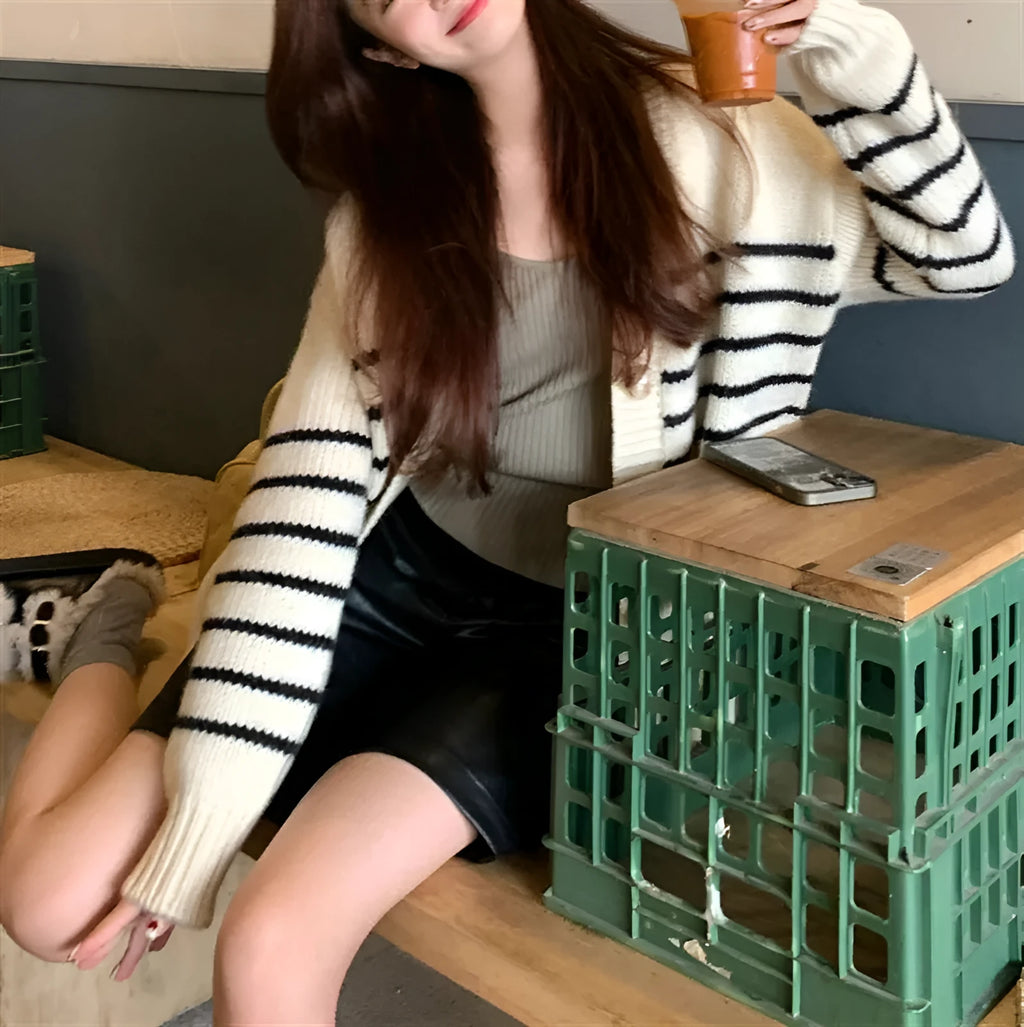Collar button cardigan with 3D effect pattern in picture colour with button front