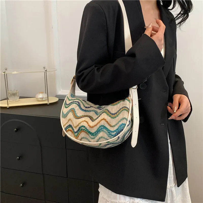 Women's woven straw crossbody bag with internal phone and file compartments in corrugated black colour