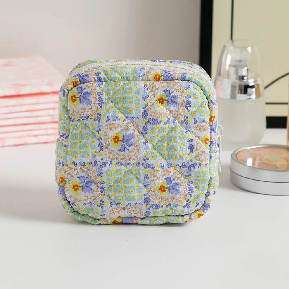 Ladies key storage bag in breathable polyester with floral patterns and sewing thread details