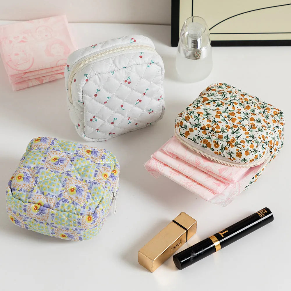 Ladies key storage bag in breathable polyester with floral patterns and sewing thread details