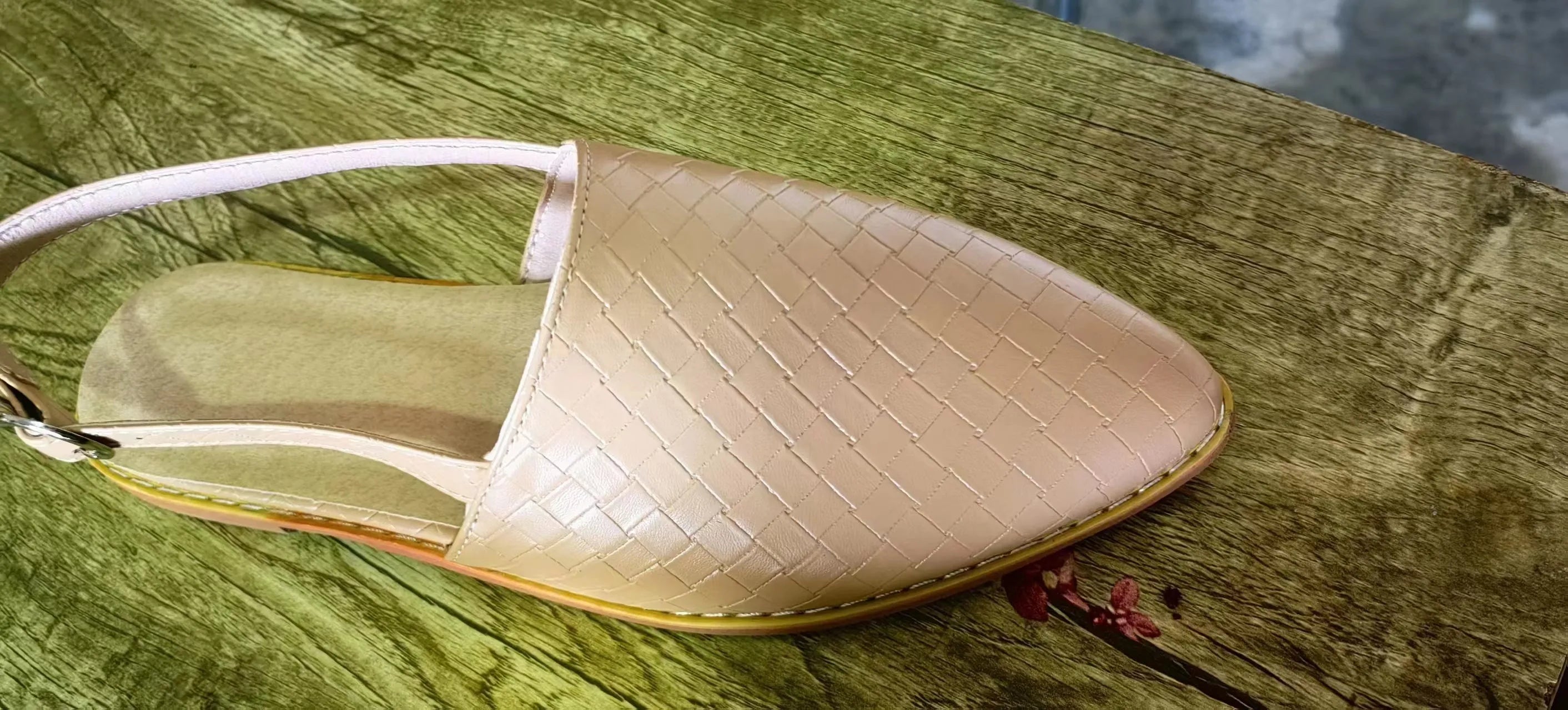 Women's flat sandals with buckle closure and pointed toe in microfiber and rubber.