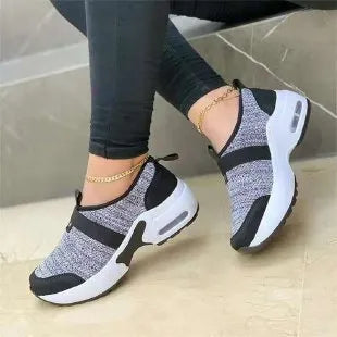 Women's lightweight flat sneakers in various colours with mesh upper and rubber sole.