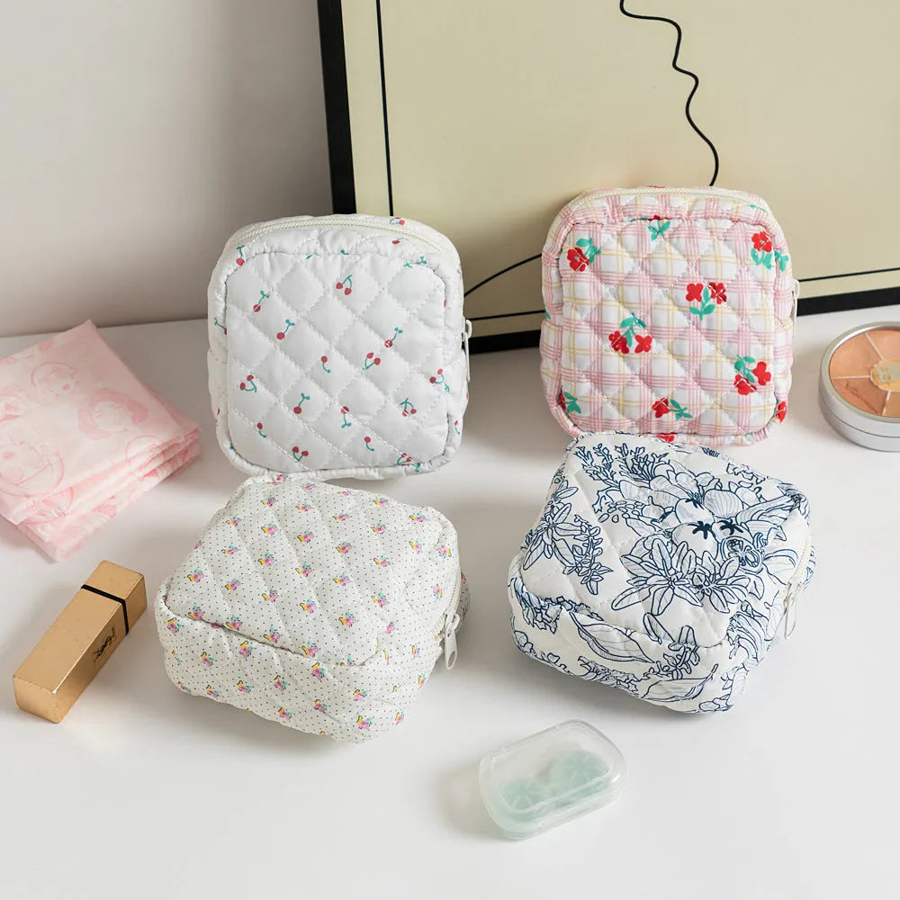 Ladies key storage bag in breathable polyester with floral patterns and sewing thread details