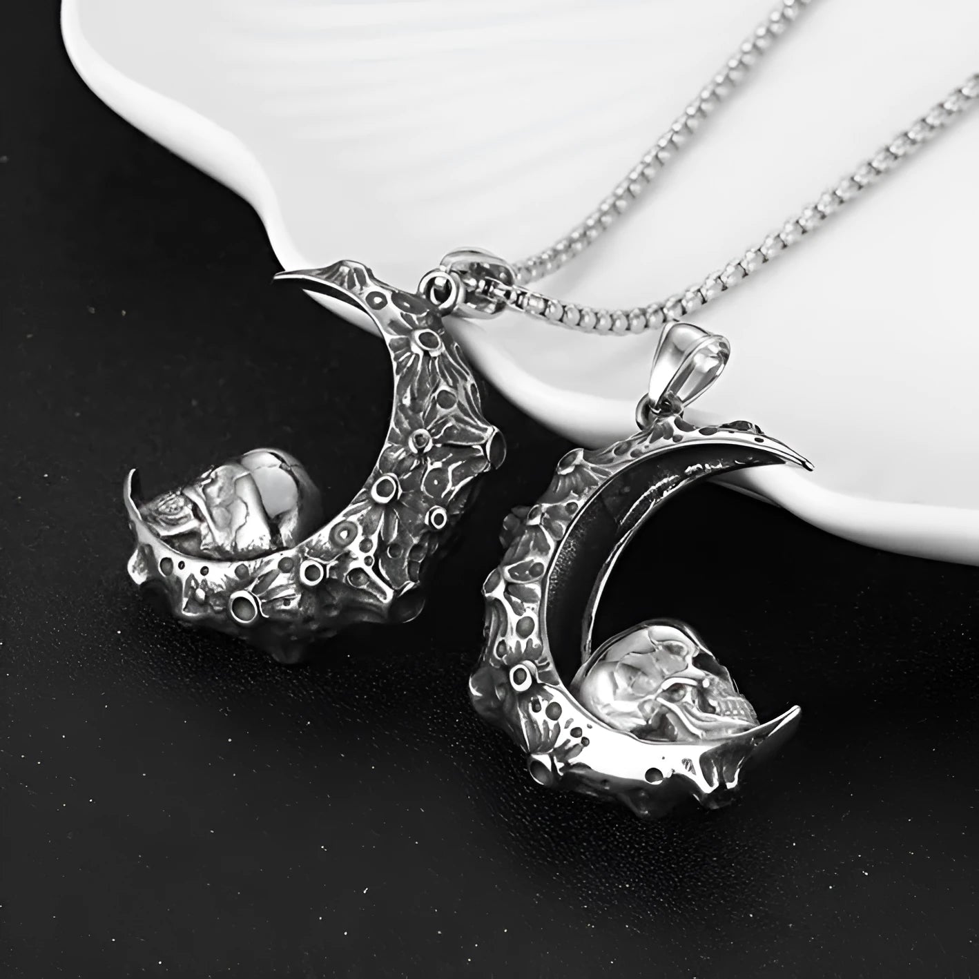 Men's stainless steel necklace with alloy pendant in silver colour sports style design