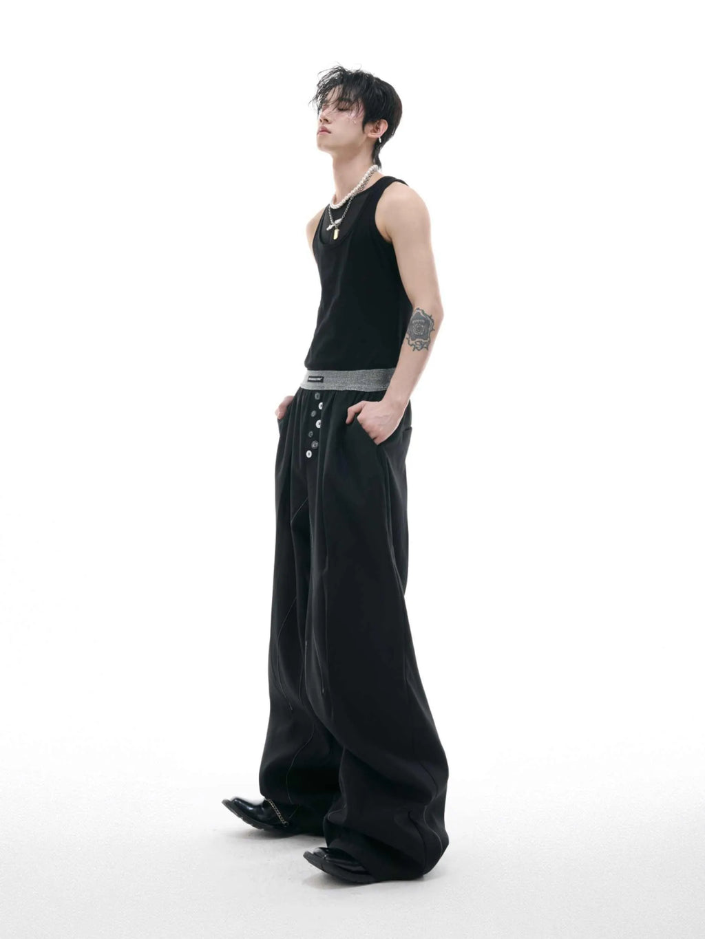 High-waisted straight-leg trousers in grey featuring a button-open line design detail on the leg.