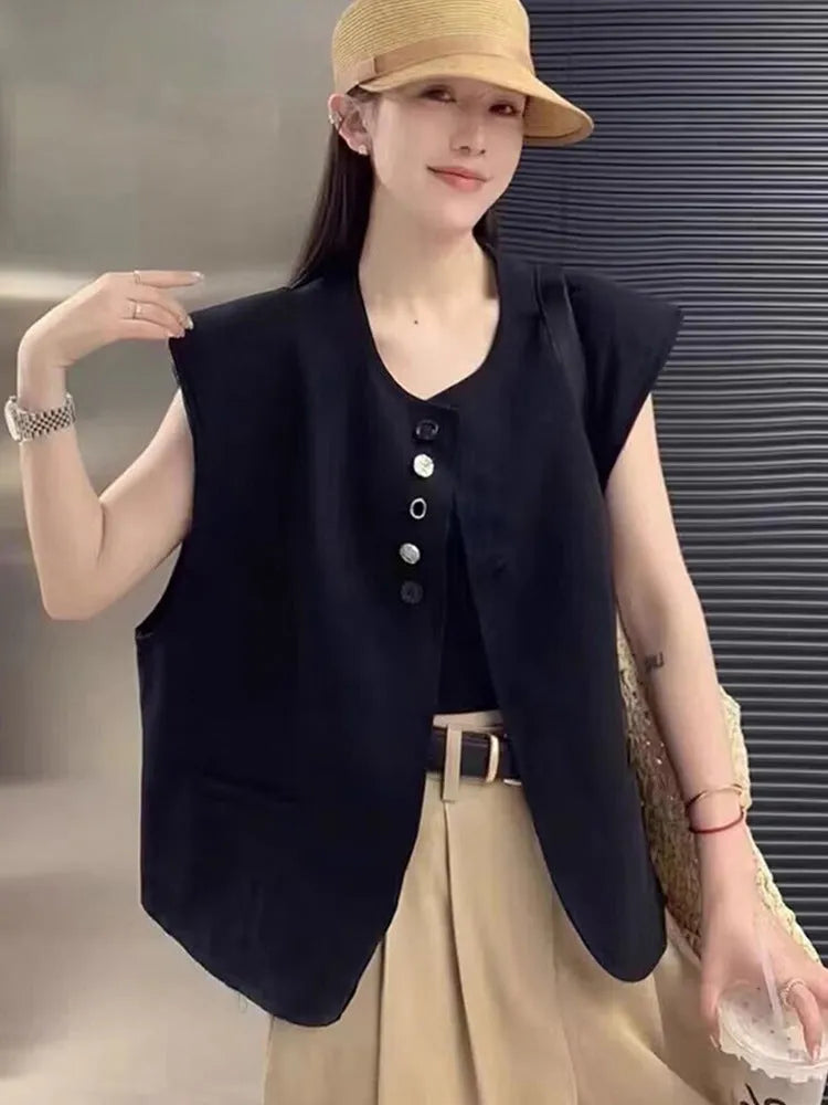 Women's short loose-fitting polyester vest in milky white with pocket details