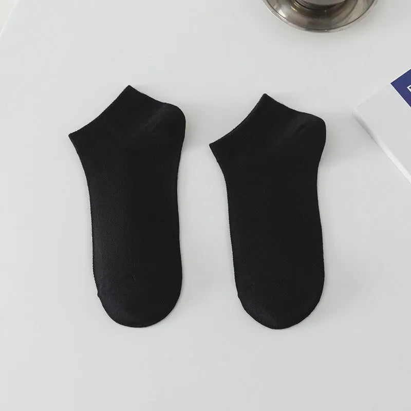 Men's solid colour polyester boat socks in low-cut design for sports activities