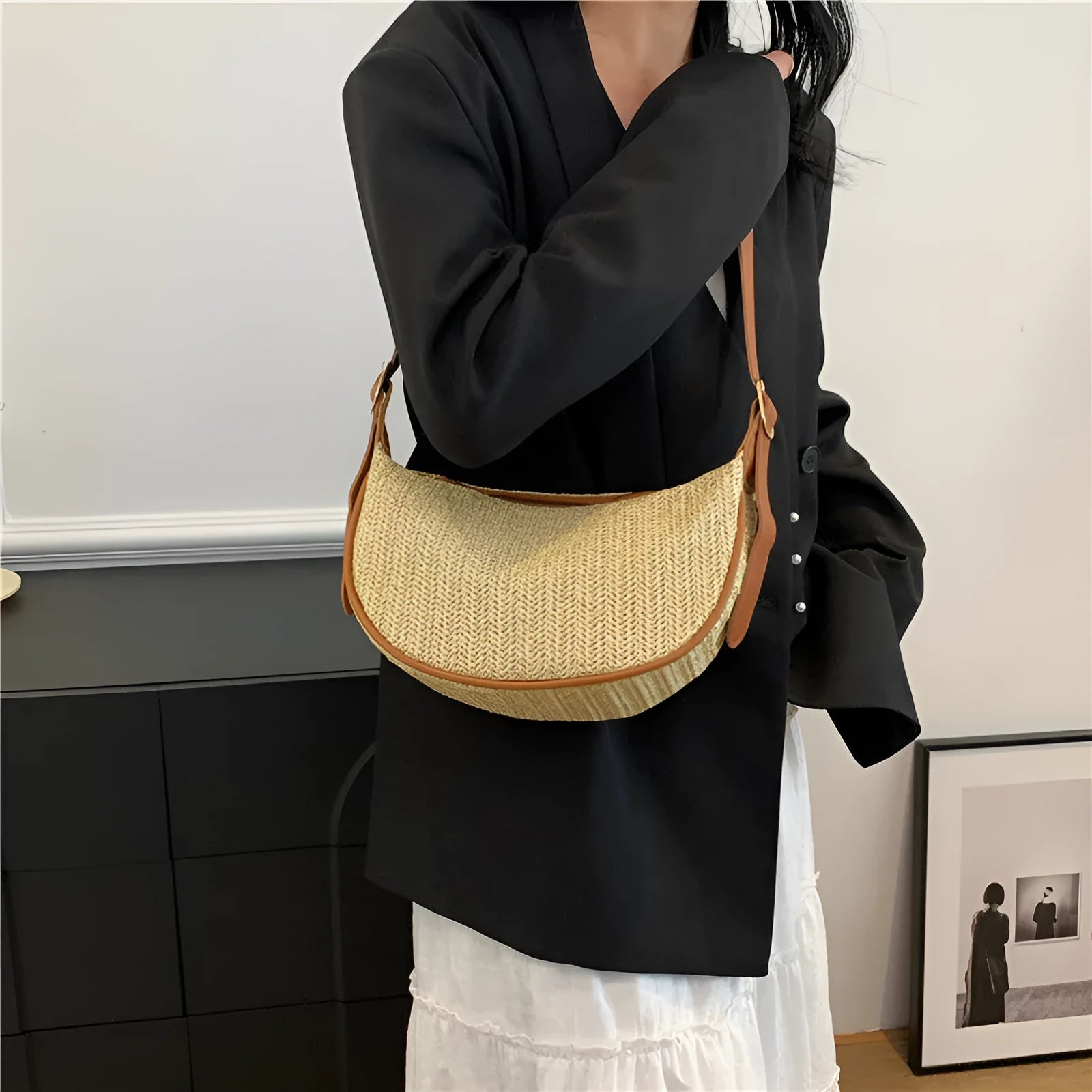 Women's woven straw crossbody bag with internal phone and file compartments in corrugated black colour