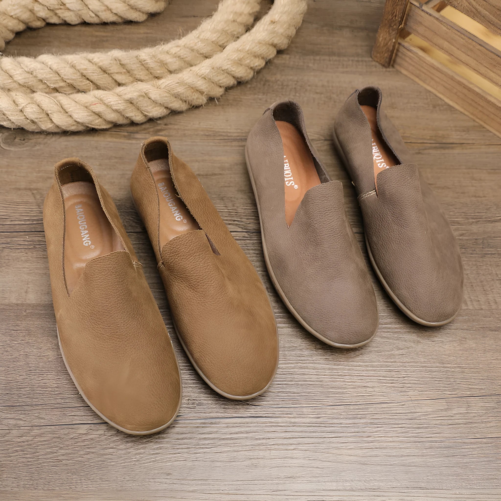 Handmade men's low-top casual shoes in khaki cowhide leather with a flat wedge rubber sole.