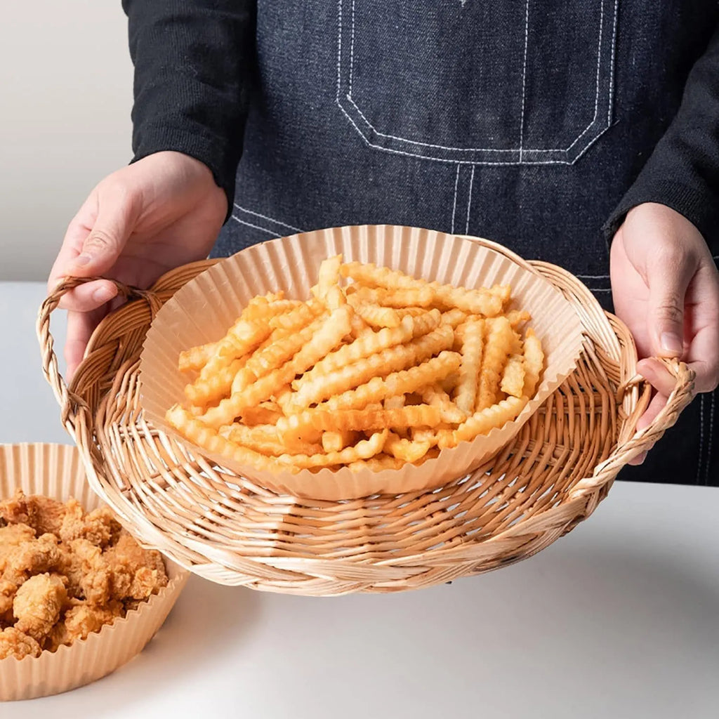 Round disposable air fryer paper liners, white and natural colour, 16cm diameter with 4.5cm heightened edge.