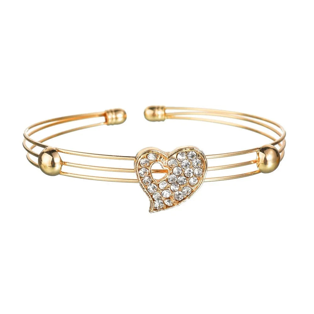 Gold-coloured women's jewellery set with earrings, item decoration and hand decoration featuring love patterns