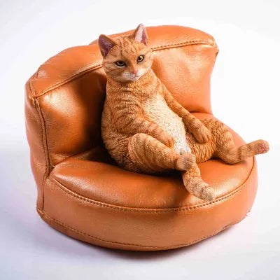 Resin lazy cat and sofa car dashboard ornament set, 7.5cm high.