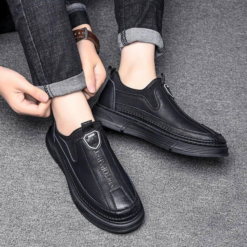 Men's solid colour casual leather shoes with round toe in black and brown options