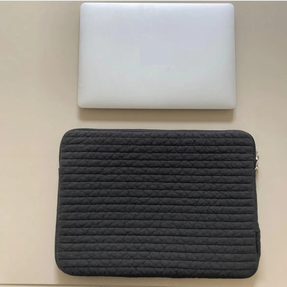 Black and white anti-seismic laptop bag in cotton cloth with internal coin pocket for tablet protection
