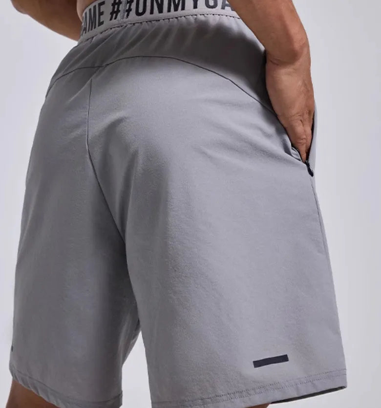 Men's loose sports cropped pants in breathable fabric with elastic fly opening and letter design