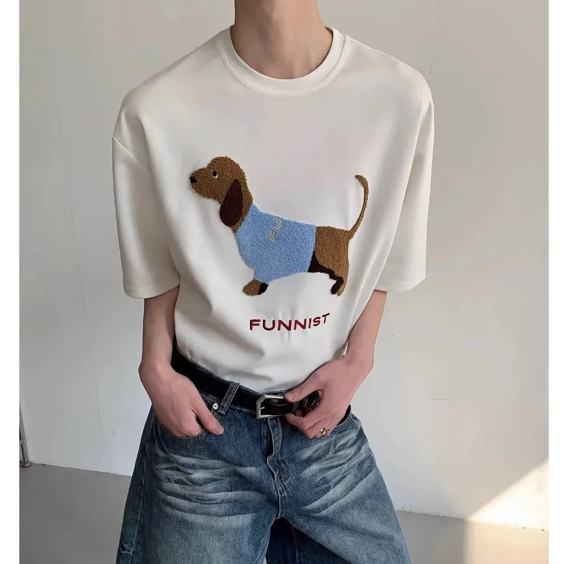 Men's gray T-shirt with embroidered sausage dog towel graphic, short sleeves and round neck