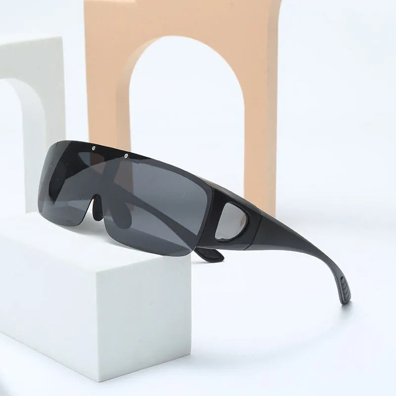 Polarised sports sunglasses with myopia correction in a sporty frame, shown with multiple lens colour options.