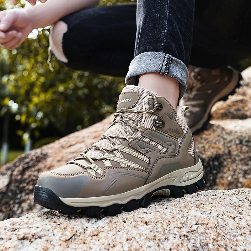 Men's low-top hiking sneakers with flannel upper and rubber soles for mountain trekking