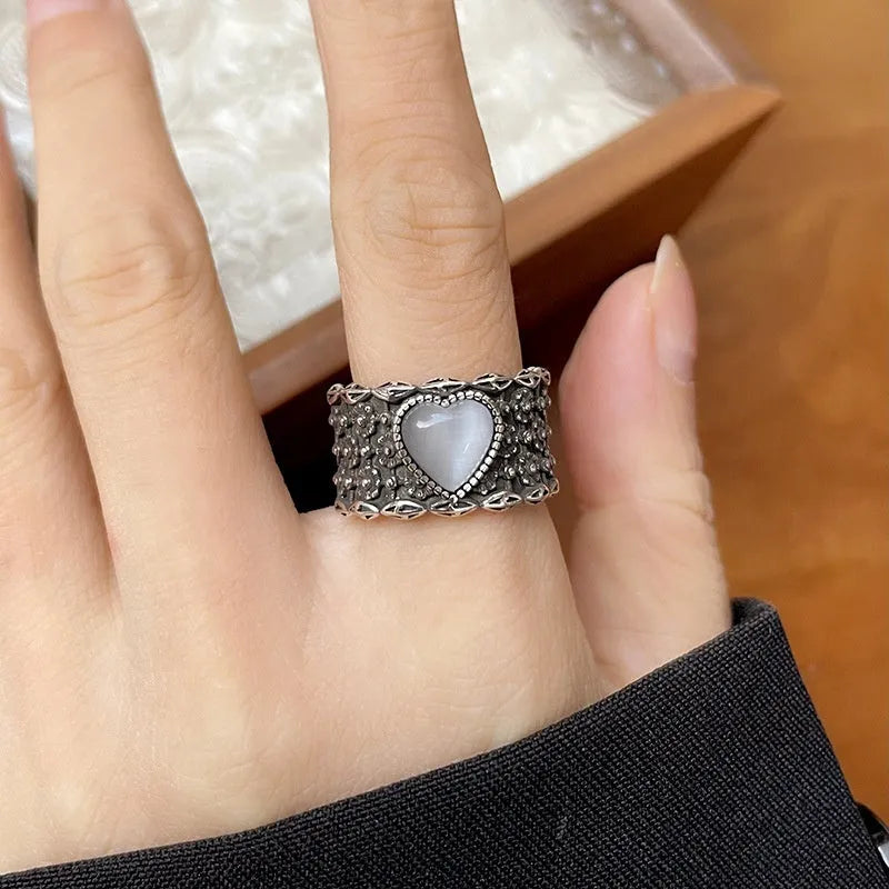 Adjustable heart-shaped ring with retro wide-faced white moonlight design in white or green colour