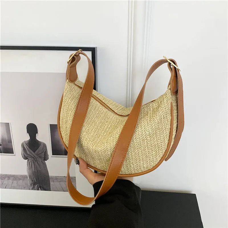 Women's woven straw crossbody bag with internal phone and file compartments in corrugated black colour
