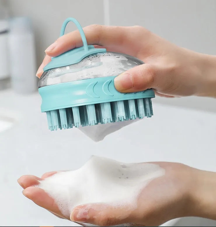 Pet bath brush in TPR and PP plastic, 7.8 x 8.8 x 10.2 cm, 90 g, shown in Blue or Green