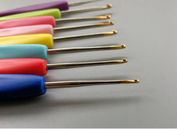 Complete set of 16 crochet hooks with soft and hard handles in storage bag