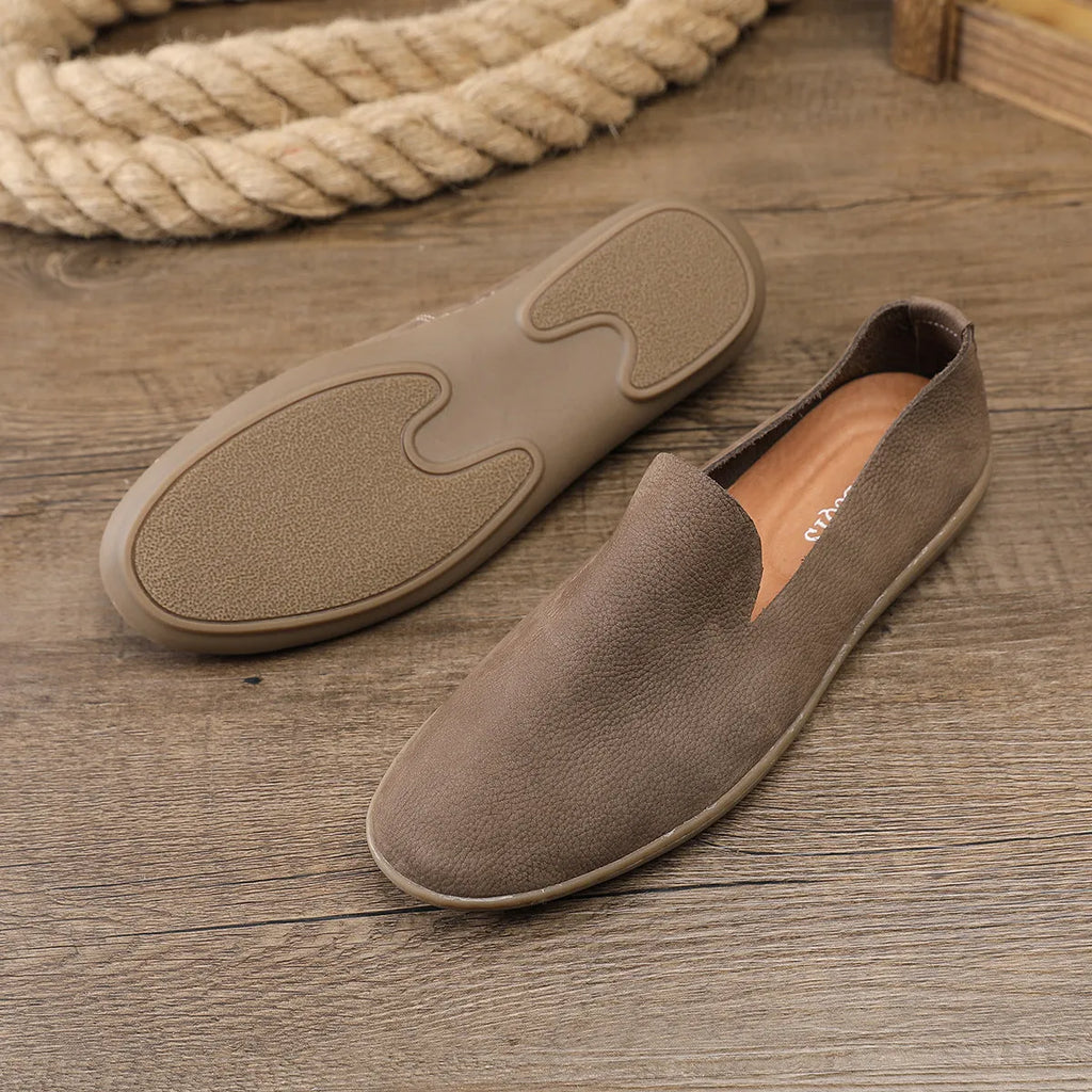 Handmade men's low-top casual shoes in khaki cowhide leather with a flat wedge rubber sole.
