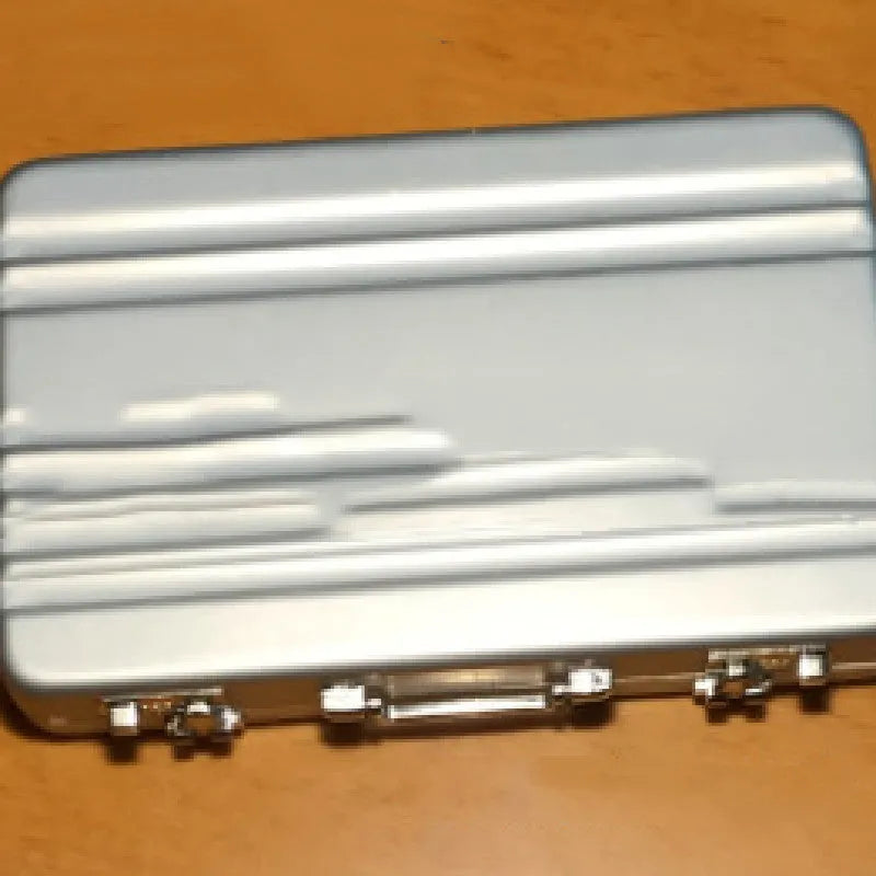 Slim aluminium alloy card holder in six colour options: red, blue, black, silver, pink, gold.