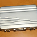 Slim aluminium alloy card holder in six colour options: red, blue, black, silver, pink, gold.