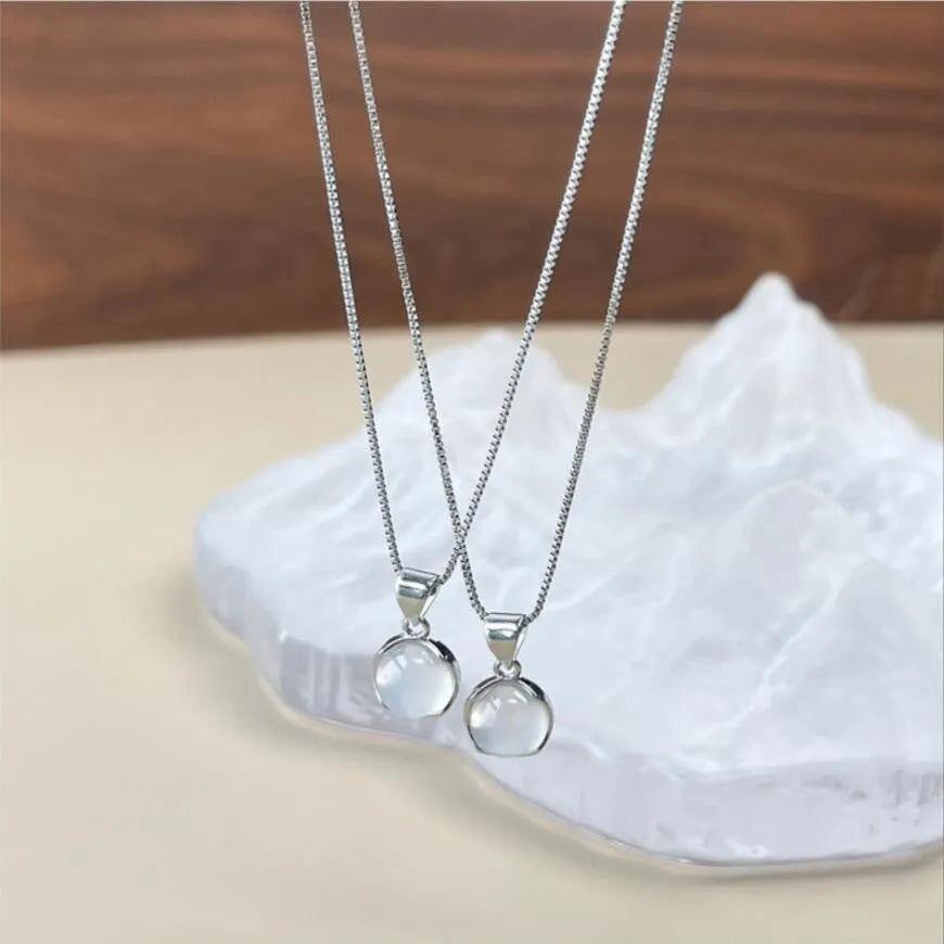 Women's Korean-style oval pendant necklace with eight-point star design on adjustable chain