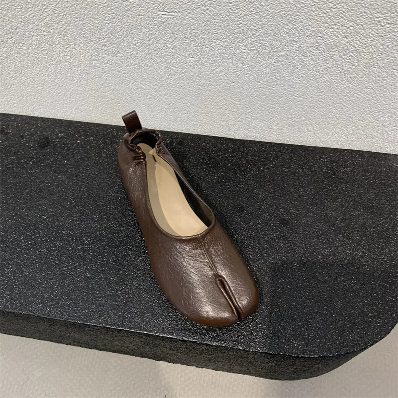 Women's black chunky heel pumps with split toe horseshoe design and round toe