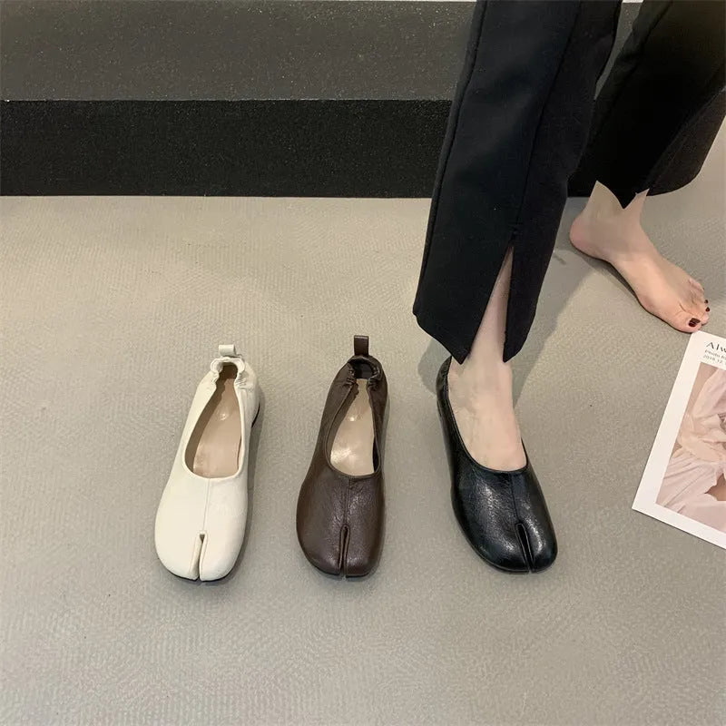 Women's black chunky heel pumps with split toe horseshoe design and round toe